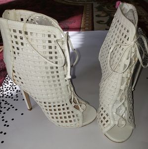 SHOEDAZZLE White Sz 6.5 heels